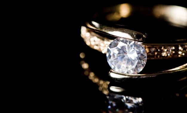 Comment nettoyer une bague avec un diamant ?