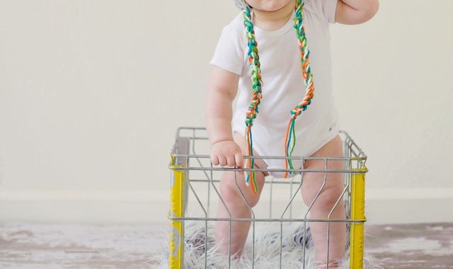 Comment apprendre à un bébé à tenir debout ?
