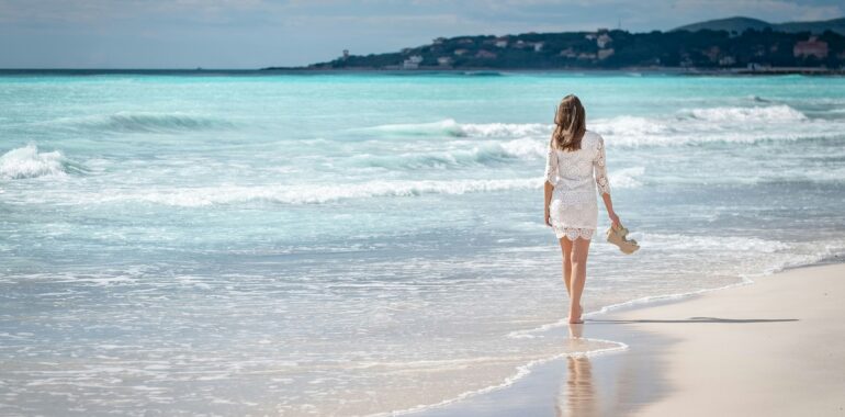 Trouver la robe de plage idéale : nos astuces et conseils